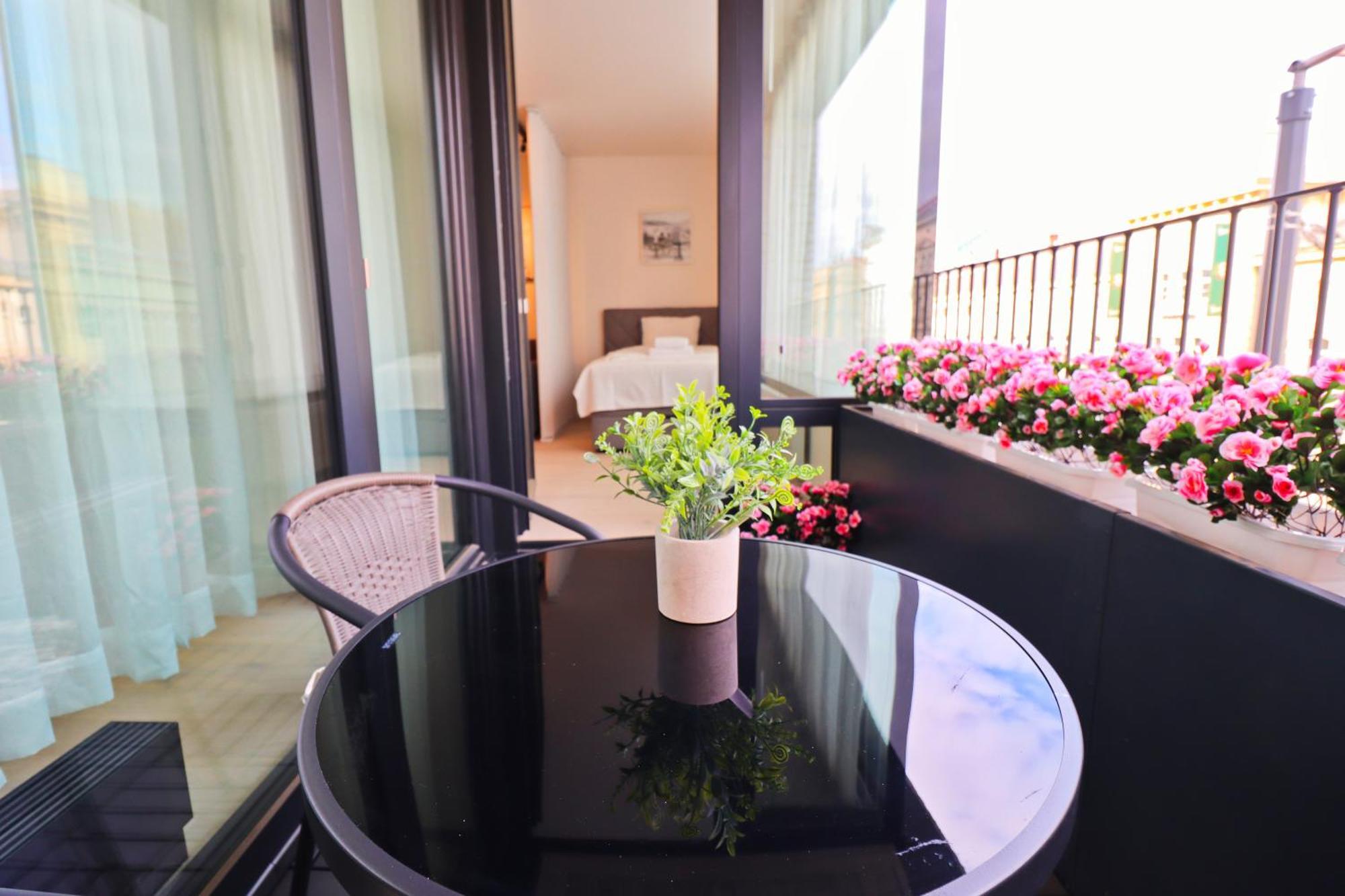 Sunny Apartment In Smichov, Prague 5 Eksteriør bilde